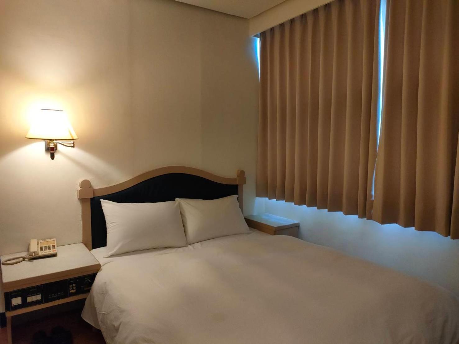 Dc Hotel Taichung Exteriör bild